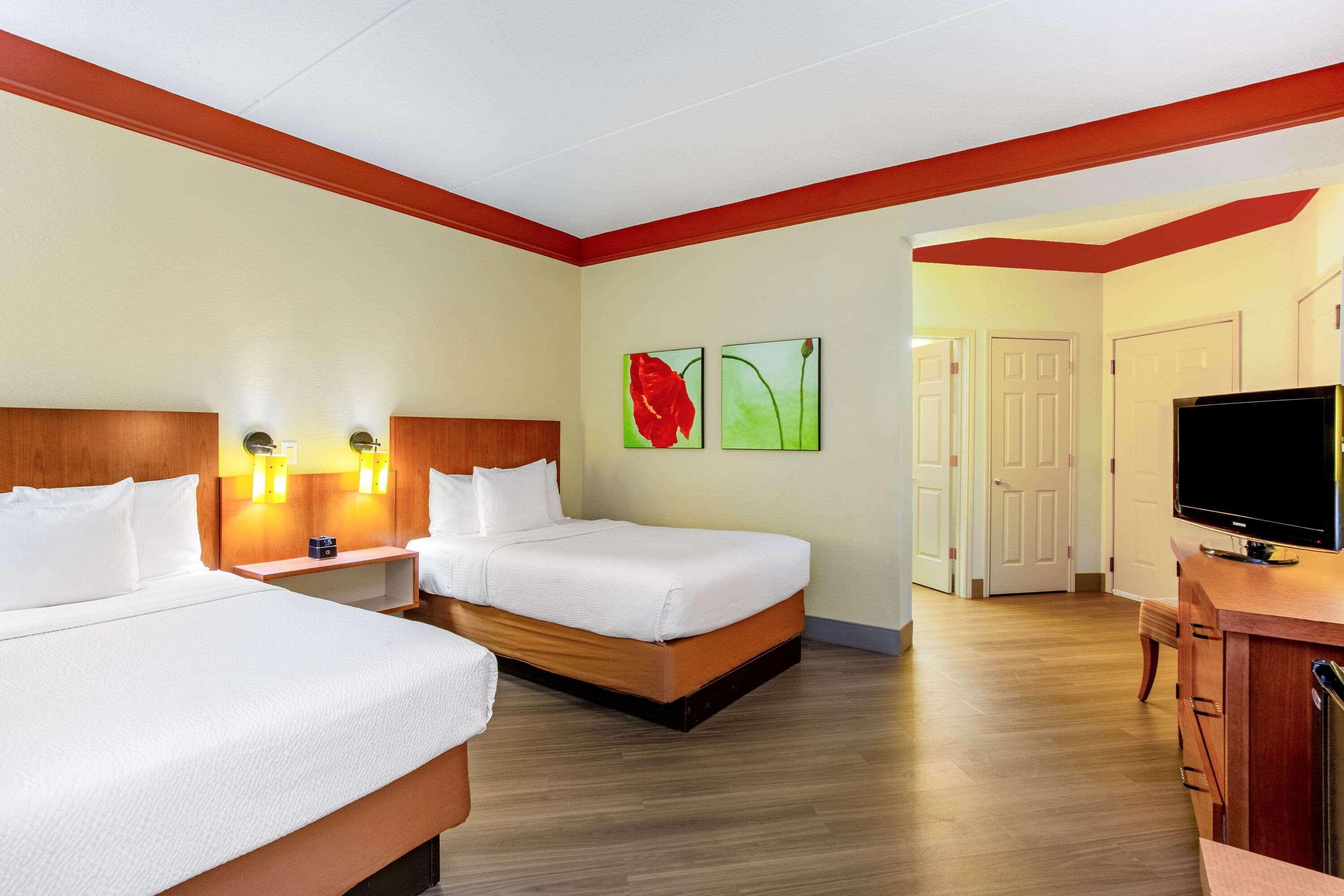 Отель La Quinta By Wyndham Raleigh Crabtree Экстерьер фото